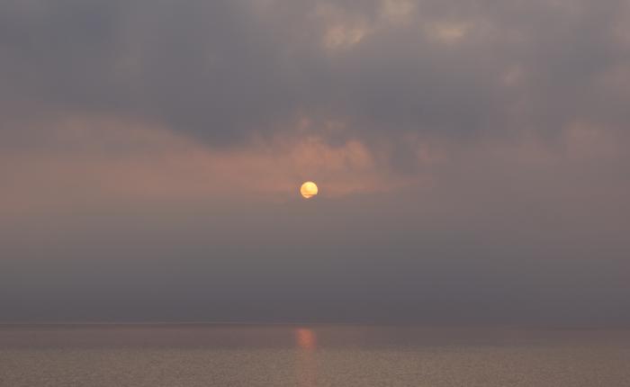 Солнце над морем в дымке